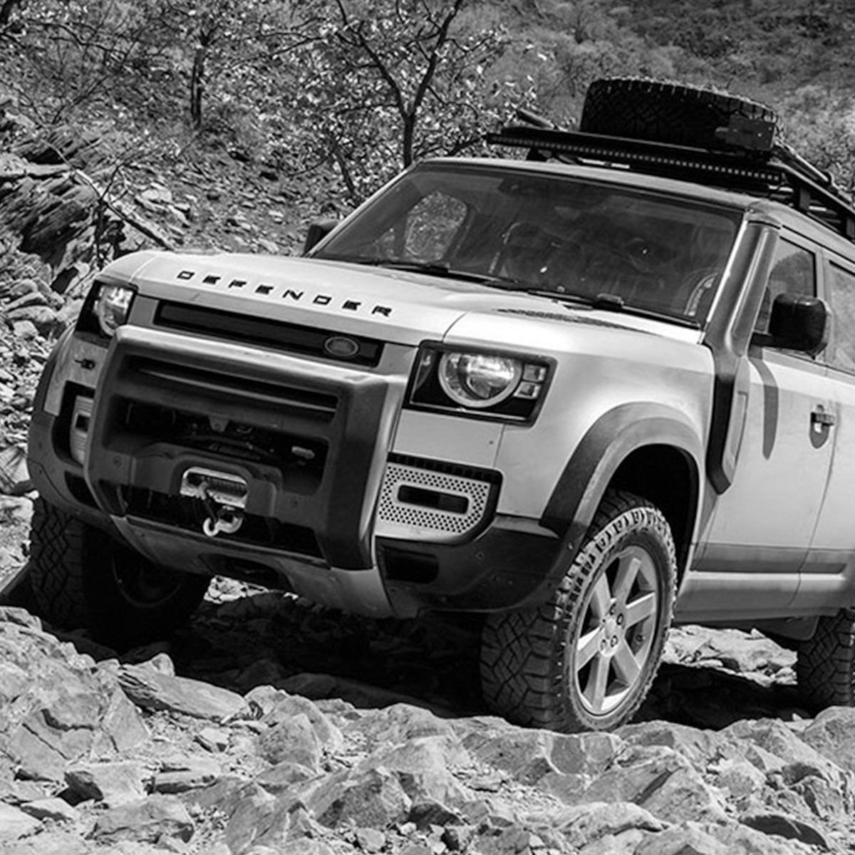 PLOMOR winch mount installed on Defender off-road setup