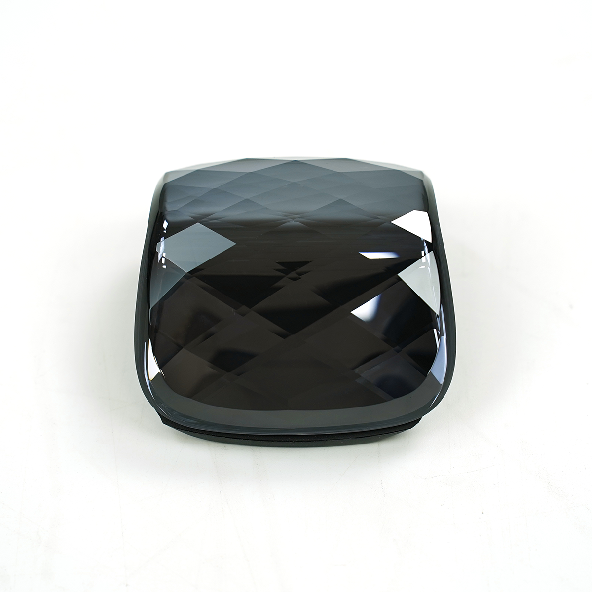 Close-up crystal gear selector luxury finish for Range Rover L460