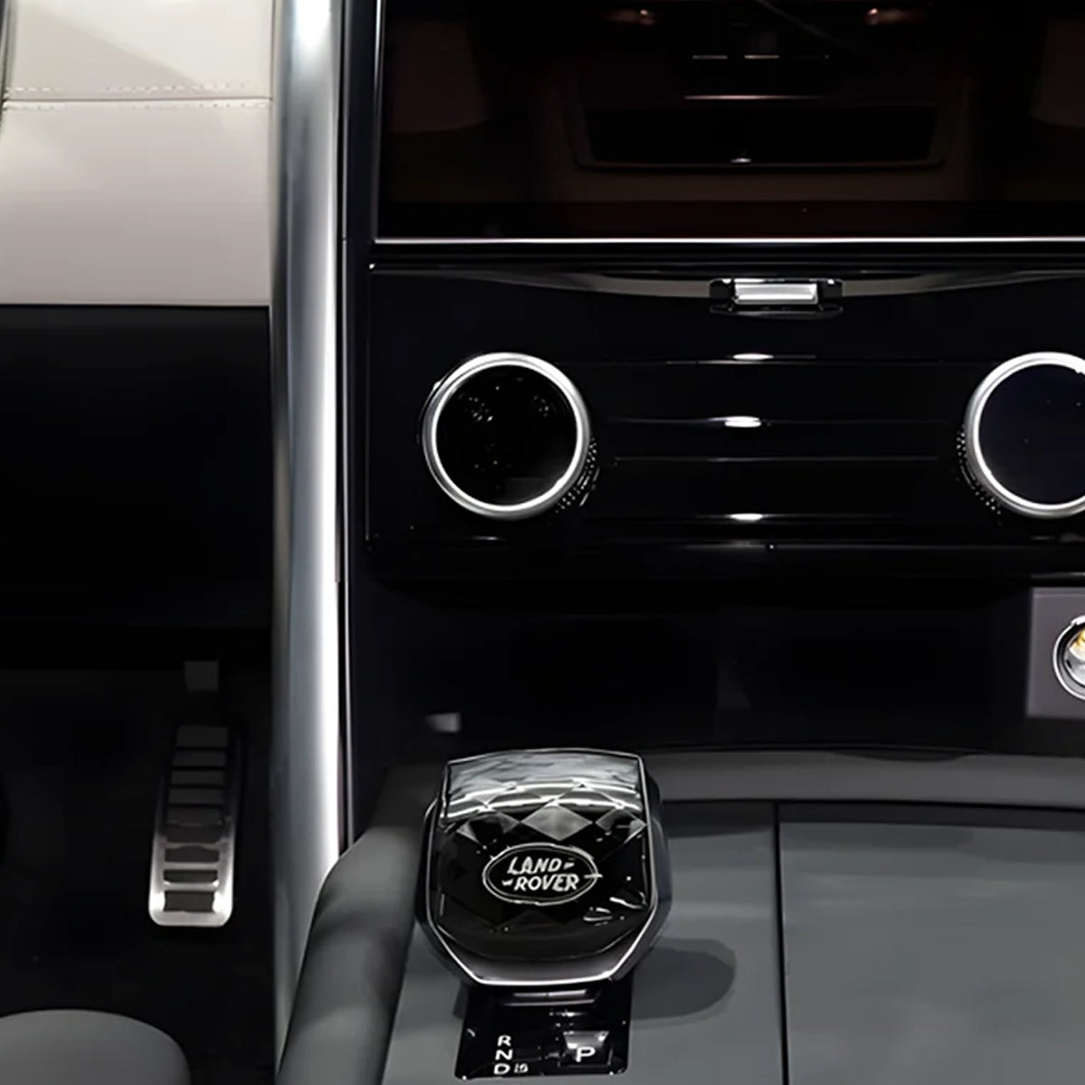 Diamond-Cut Detail of Range Rover L460 Crystal Gear Selector