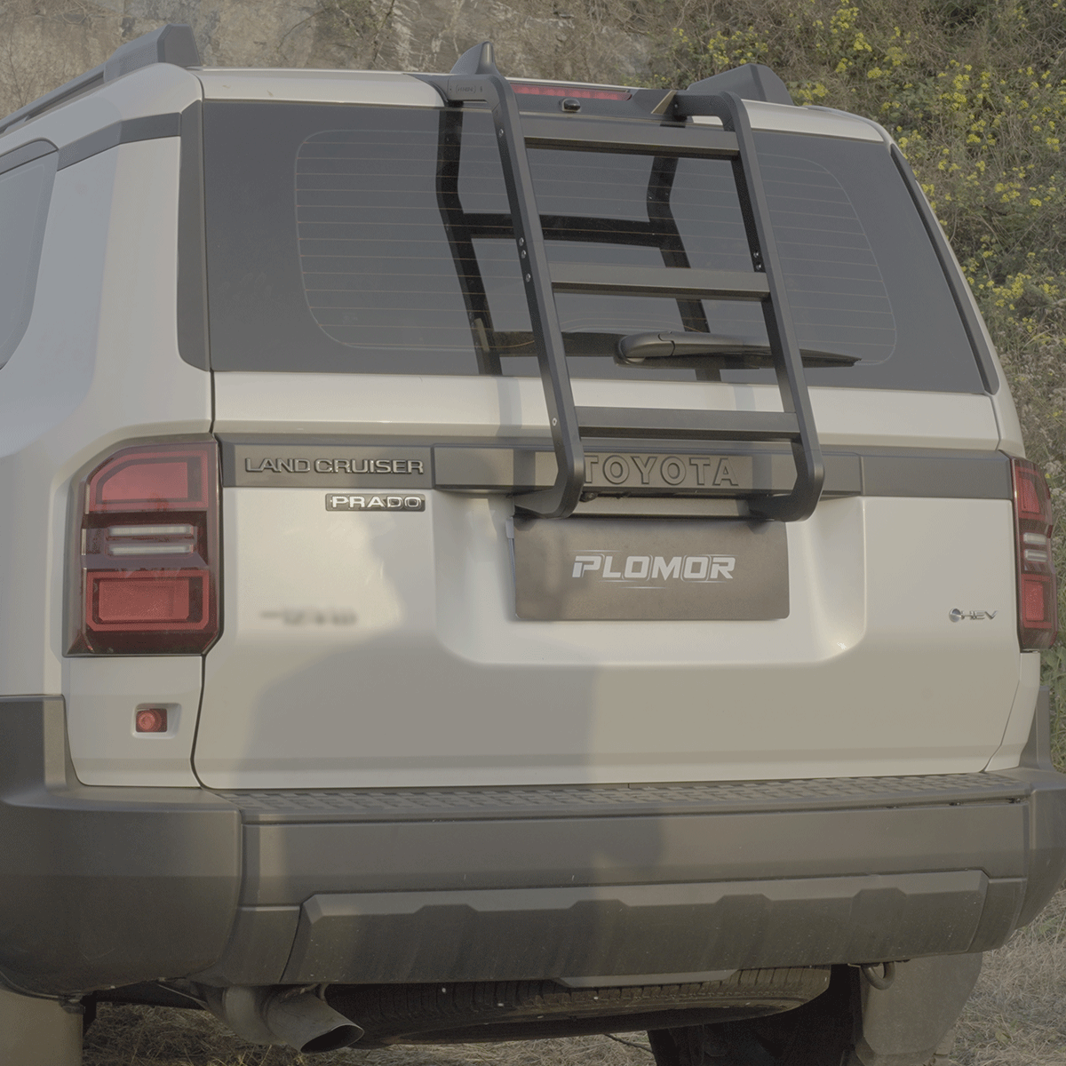 Toyota Land Cruiser LC250 2024+ aluminium rear ladder installed for roof access