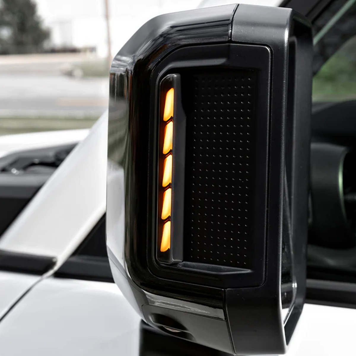 Integrated LED turn signal light detail of Toyota Land Cruiser LC250 2024+ side mirror