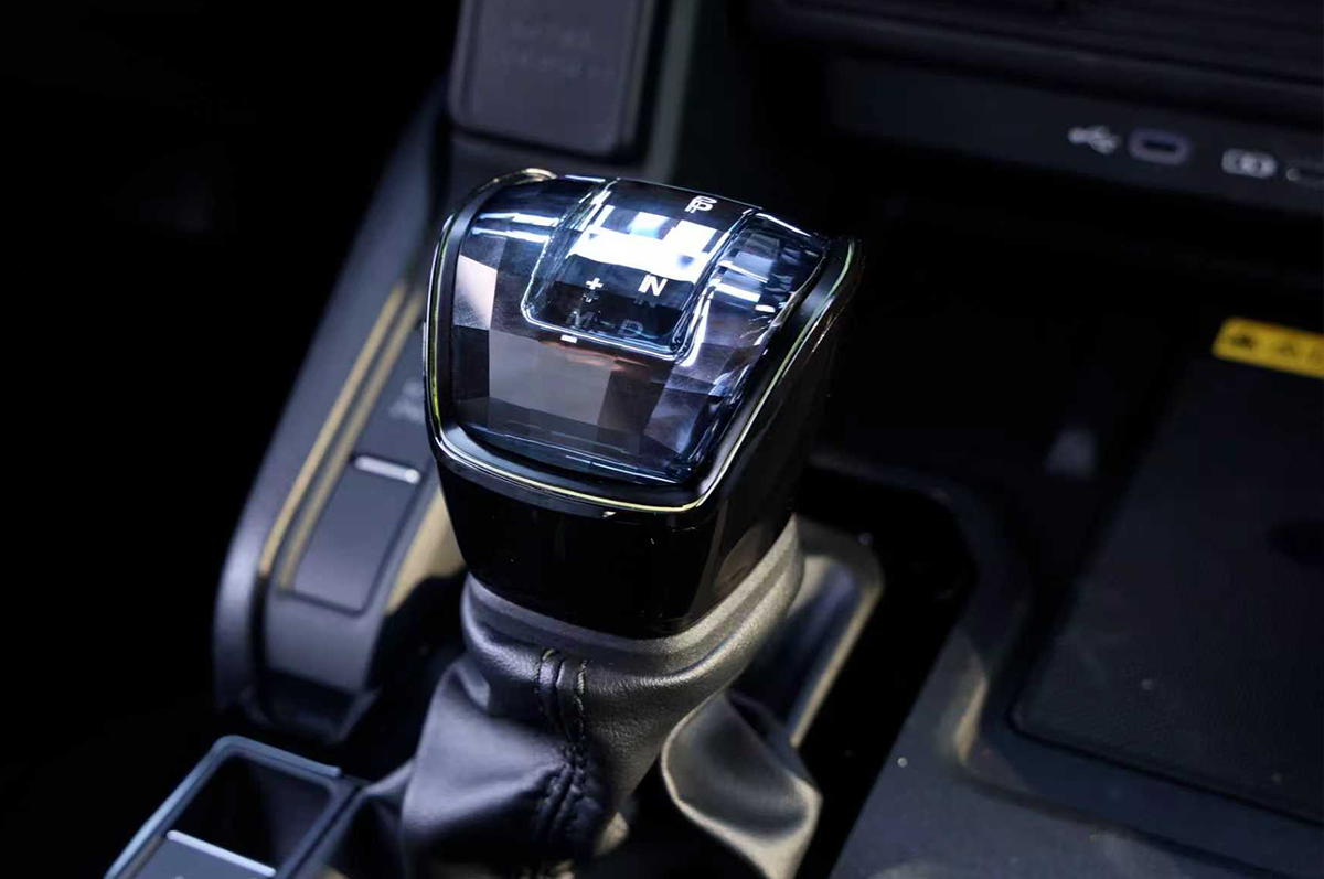 LC250 K9 Crystal Gear Knob – Premium Material - LC250 K9 Crystal Gear Knob – Diamond-Cut with Gear Display & 72-Color Lights