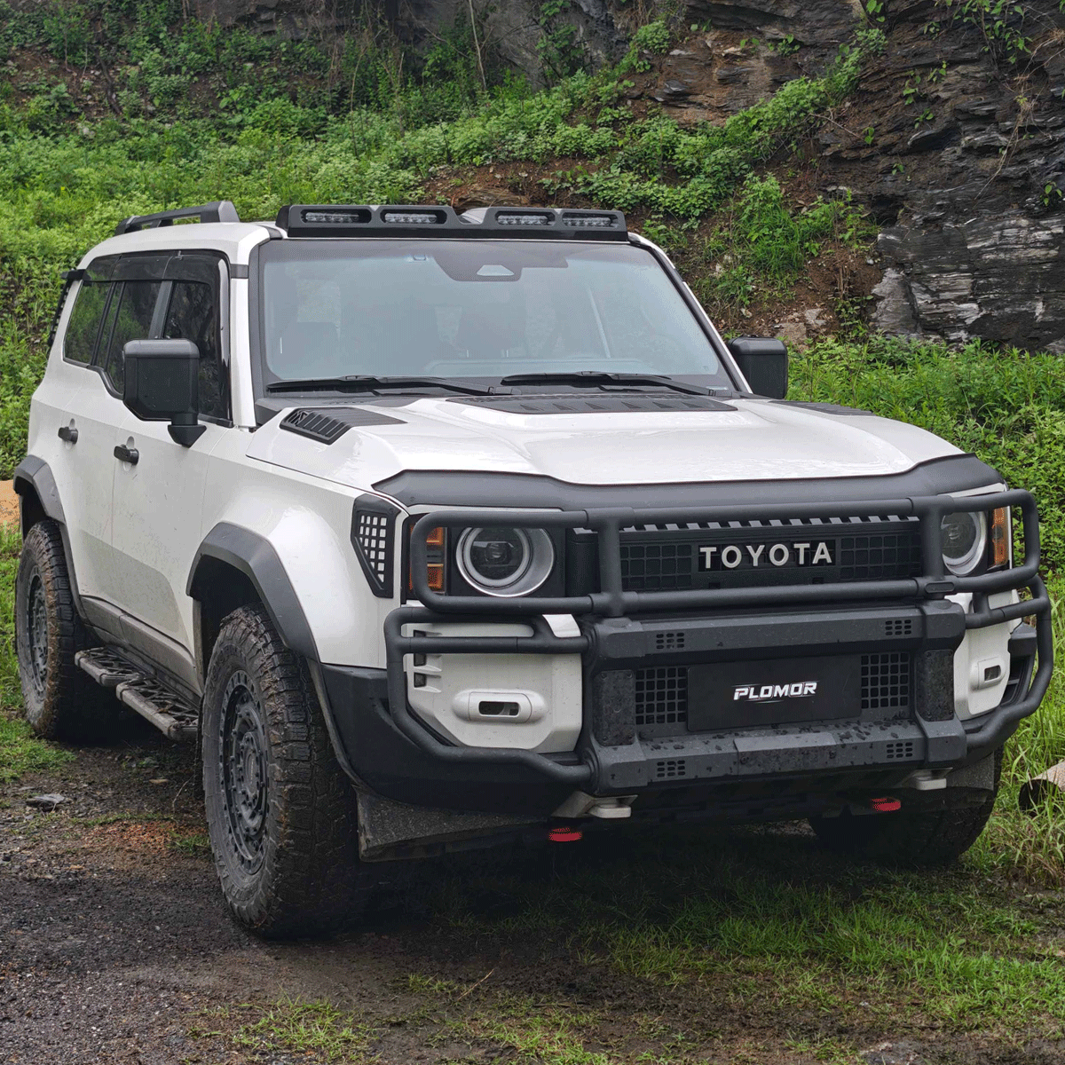 Toyota LC250 triple lamp and four lamp roof light comparison
